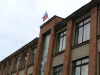 Флаг Российской Федерации на здании школы